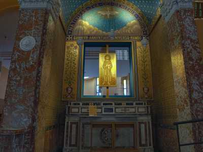 In quella di destra invece � presente un�icona lignea di San Francesco d�Assisi realizzata nel 2015 dall�artista trentino Fabio Nones